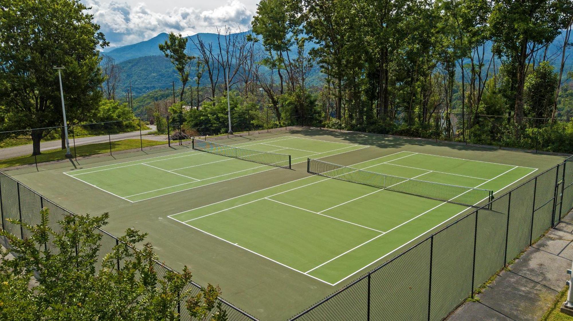 Serenity Heights, Amazing Views, Hot Tub Pool Access, 1089 Free Tickets Each Paid Day, Dollywood Гатлинбург Номер фото